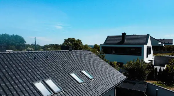 Nowoczesne domy z ciemną dachówką ceramiczną. Sprawdź, jaka jest dachówka ceramiczna cena za m2.