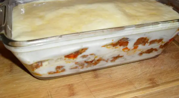 Gotowa do pieczenia lasagne z mięsem mielonym w szklanym naczyniu. Prosty przepis na pyszny obiad.