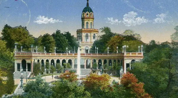 Monumentalne budowle, jak ta w Breslau, pokazują, co to znaczy wielkość. Wspaniały budynek z wieżą i arkadowym tarasem, otoczony zielenią.