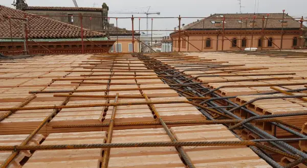 Armatura per solaio in laterizio. Per capire se un muro è portante, osserva la sua continuità e lo spessore.