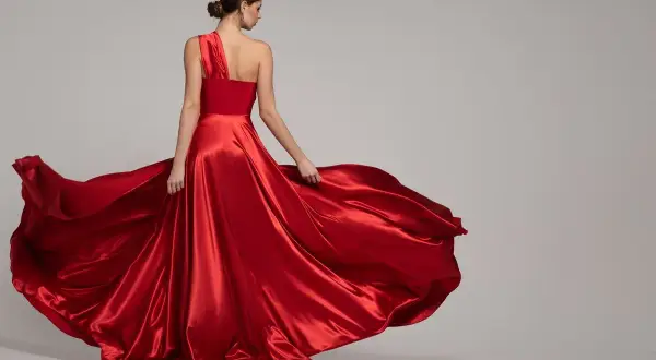 Elegancka, czerwona, długa sukienka na jedno ramię. Idealna na wesele, a jakie buty do długiej sukienki na wesele?