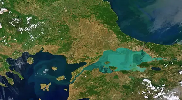 Widok satelitarny pokazuje, gdzie leży Morze Marmara, łączące Morze Egejskie z Morzem Czarnym.