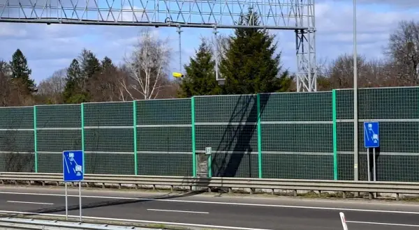 Znak informuje o odcinkowym pomiarze prędkości S3. Uważaj na ograniczenia!