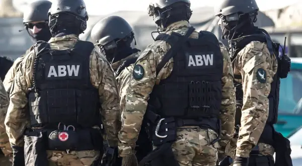 Grupa funkcjonariuszy ABW w pełnym rynsztunku, gotowa do akcji. Ich zarobki odzwierciedlają trud i odpowiedzialność tej służby.