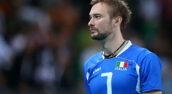 Siatkarz Michał Łasko w niebieskiej koszulce z numerem 7 i flagą Włoch.