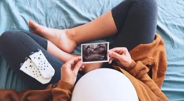 Pozycja bezpieczna w ciąży: Ratuj dwa życia! Poradnik krok po kroku