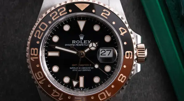 Reloj Rolex GMT-Master II, un verdadero root master en español, con bisel bicolor y detalles en oro rosa.