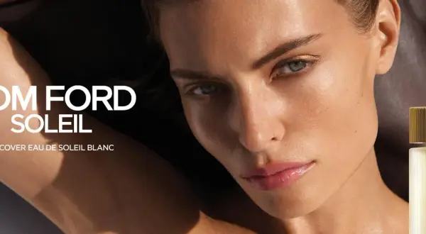 Kobieta z lśniącą skórą, obok flakonik perfum Tom Ford Soleil. Odkryj zapach Eau de Soleil Blanc.