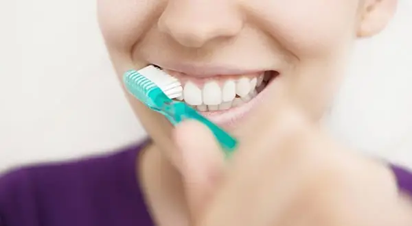 Sonrisa radiante con cepillado dental. Dientes blancos y sanos gracias a la rutina de higiene bucal.