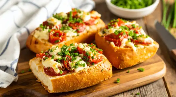 Pyszne zapiekanki z airfryer: chrupiące bagietki z serem, pomidorkami i szczypiorkiem. Idealne na szybką przekąskę.