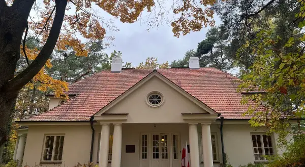 Dworek otoczony jesiennym parkiem. Czy ten dom, mający ponad 100 lat, jest zabytkiem?