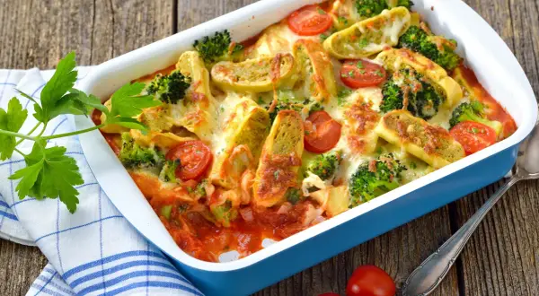 Herzhafter Maultaschen Auflauf mit Brokkoli und Tomaten, überbacken mit Käse. Ein Genuss für die ganze Familie.