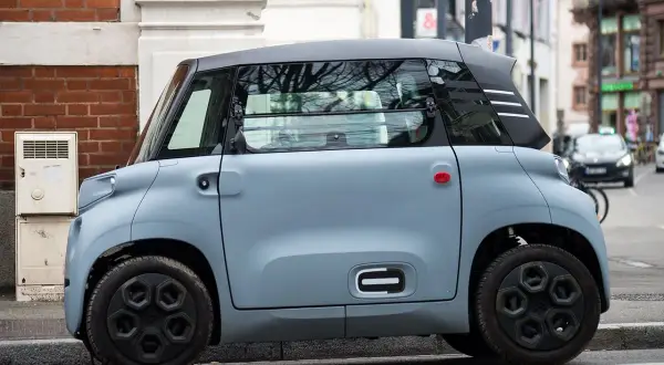 Citroën Ami, un veicolo compatto e agile, perfetto per muoversi in città. Le sue dimensioni ridotte lo rendono ideale per parcheggiare ovunque.