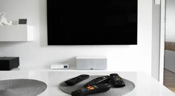 Na jakiej wysokości powiesić telewizor 50 cali, aby uniknąć bólu szyi?