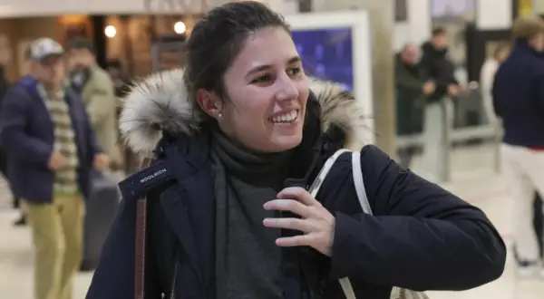 Teresa Urquijo y Moreno sonríe, abrigada con una parka de pelo, lista para su viaje.