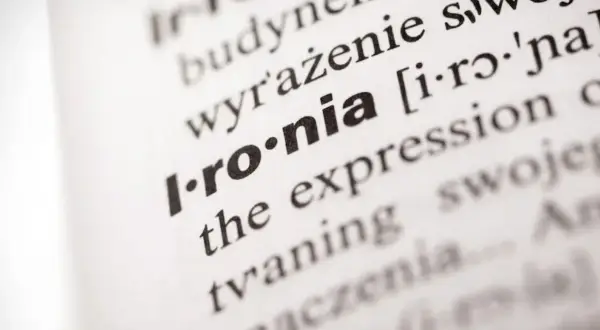 Słownikowa definicja słowa "ironia" z podaną wymową i angielskim tłumaczeniem. Tren 9 interpretacja.