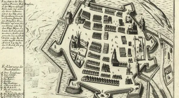 Stara mapa Zamościa z fortyfikacjami, budynkami i ulicami. Widoczne bramy, kościoły i ratusz.
