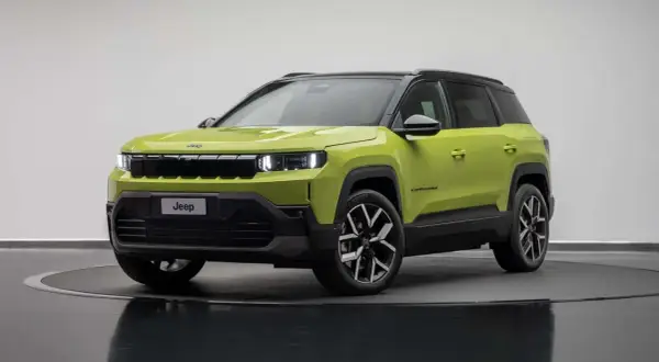 Nowy Jeep Compass 2025 w jaskrawym kolorze, gotowy na przygodę.