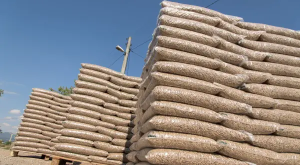 Immenses piles de sacs transparents remplis de tva pellet, prêts pour l'hiver.