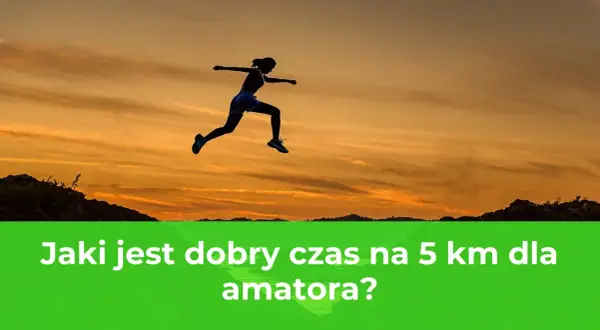 Sylwetka biegaczki w skoku na tle zachodzącego słońca. Czy Twój bieg na 5 km to dobry czas dla amatora?