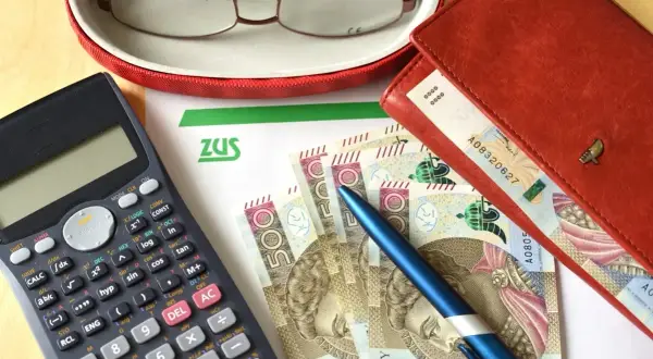 Kalkulator, okulary, pieniądze i dokument ZUS. Może to być przygotowanie do złożenia wniosku o grupę inwalidzką.