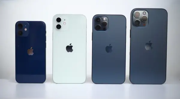 Quatre iPhones de la gamme iPhone 12, du plus petit au plus grand, en bleu nuit, vert pâle et deux bleus foncés.