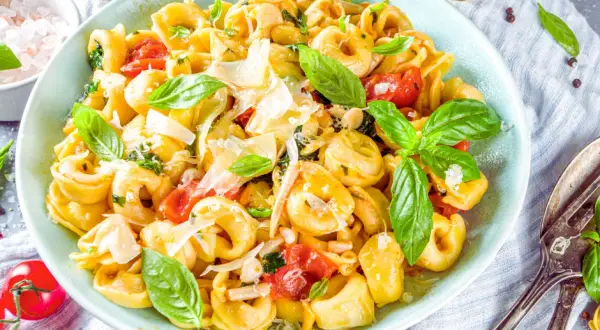 Z czym podać tortellini z pomidorami i mozzarellą, by zachwycić smakiem?