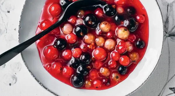 Schwarze und rote Johannisbeeren in Sirup, ein köstliches Dessert, das sich hervorragend für rote johannisbeeren rezepte eignet.