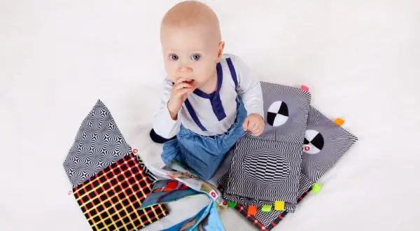 Zabawki sensoryczne dla 8 miesięcznego dziecka, które wspierają rozwój