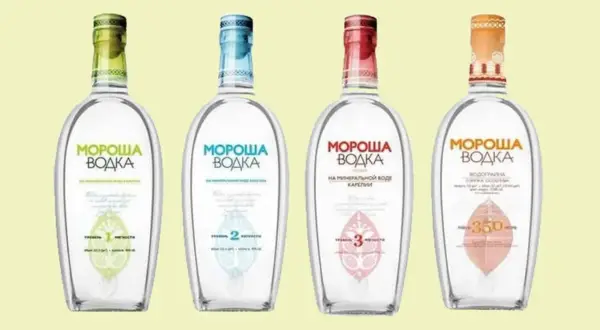 Cztery butelki wódki Morosha, każda z innym kolorowym akcentem na etykiecie i korku, prezentują różne warianty produktu.