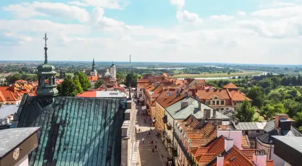 Widok na Sandomierz z lotu ptaka. Urokliwe uliczki i zabytkowe kamienice zachęcają do odkrywania sandomierskich atrakcji.