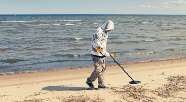 Czy można legalnie używać wykrywacza metali na plaży? Przepisy i praktyczne porady