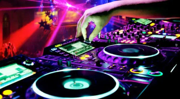 Najlepsze kontrolery DJ na początek – wybierz idealny sprzęt dla siebie