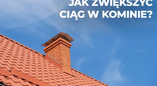 Ceglany komin na dachu pod błękitnym niebem. Jak zwiększyć cug w kominie?