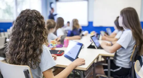 Schülerinnen arbeiten mit Tablets im Unterricht. Der **Datenschutz in der Schule** ist wichtig, wenn digitale Medien genutzt werden.