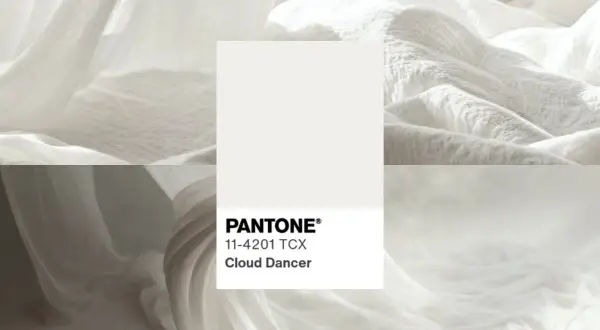 Delikatny odcień Cloud Dancer, kolor roku, otulony zwiewnymi tkaninami.