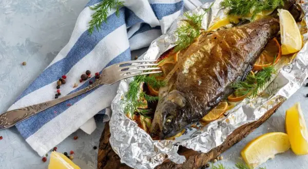 Pstrąg z grilla w folii: Perfekcyjny przepis na soczystą rybę