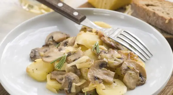 Zapiekanka ziemniaczana z pieczarkami: Idealny przepis bez błędów