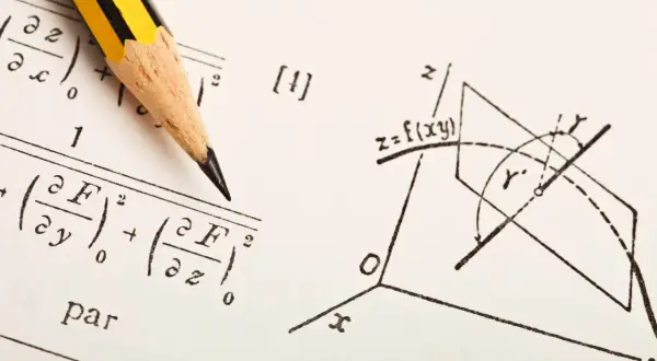 Ołówek na papierze z równaniami matematycznymi i rysunkiem geometrycznym.