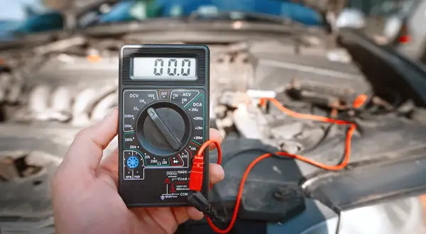 Kiedy alternator rozładowuje akumulator? Oto najczęstsze przyczyny