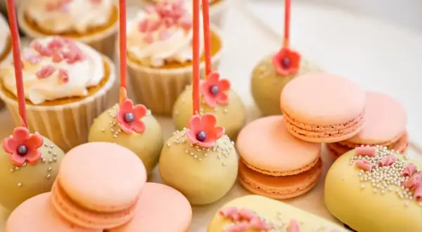 Słodkie cake pops wesele, babeczki i makaroniki w pastelowych kolorach.