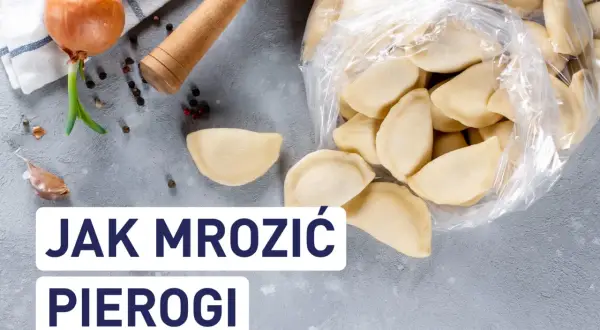 Jak mrozić pierogi? Na zdjęciu surowe pierogi w woreczku, cebula, czosnek i wałek.