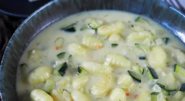 Cremige Gnocchi Gorgonzola mit Zucchini in einer Schüssel.