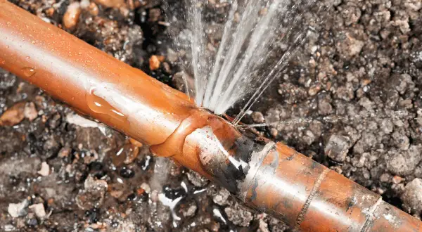 Fuite d'eau spectaculaire d'une canalisation en cuivre, un vrai danger pour votre habitation.