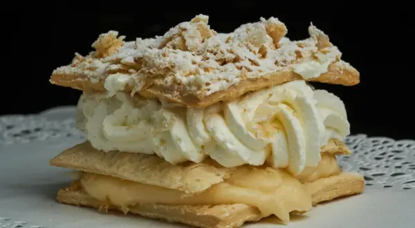 Delicioso pastel de hojaldre con crema y nata, un tesoro entre los dulces típicos de Soria.
