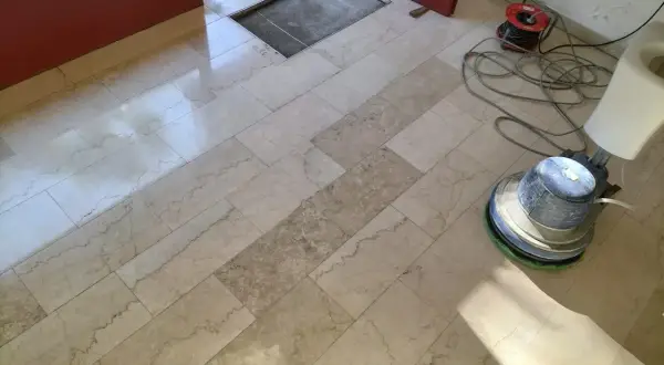 Macchina lucidatrice per marmo in azione, parte di un progetto di decerante per marmo fai da te.