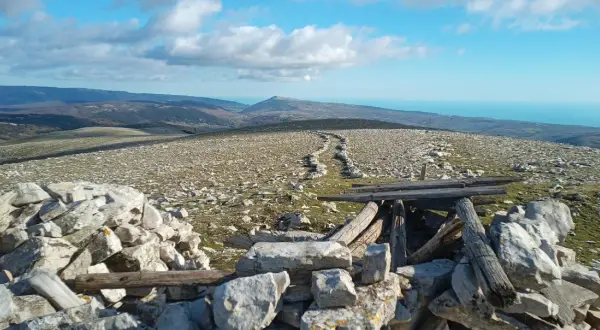 Sentiero roccioso su un crinale con vista sul mare, vicino a Cagnano Varano.