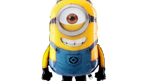 Żółty balon w kształcie Minionka z jednym okiem, w niebieskich ogrodniczkach. Idealny na imprezę, jako jeden z wielu wesołych balonów 21.