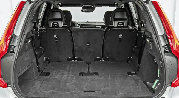 Pusta przestrzeń bagażowa Volvo XC90, z opuszczonymi siedzeniami, pokazuje jego imponujące **wymiary**. Idealny na rodzinne wyjazdy.