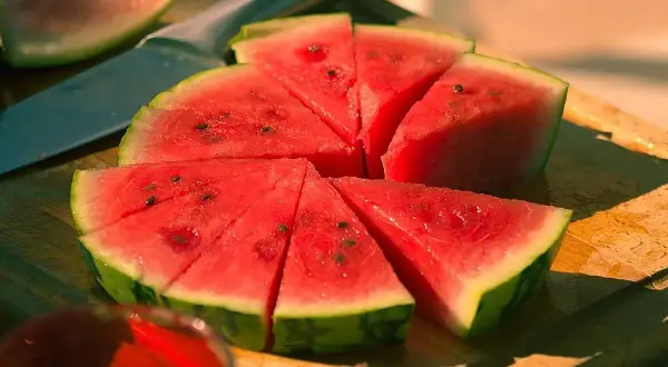 Rebanadas de sandía jugosa, listas para comer. Así sabrás como saber si una sandía está buena: su pulpa roja y brillante indica frescura.
